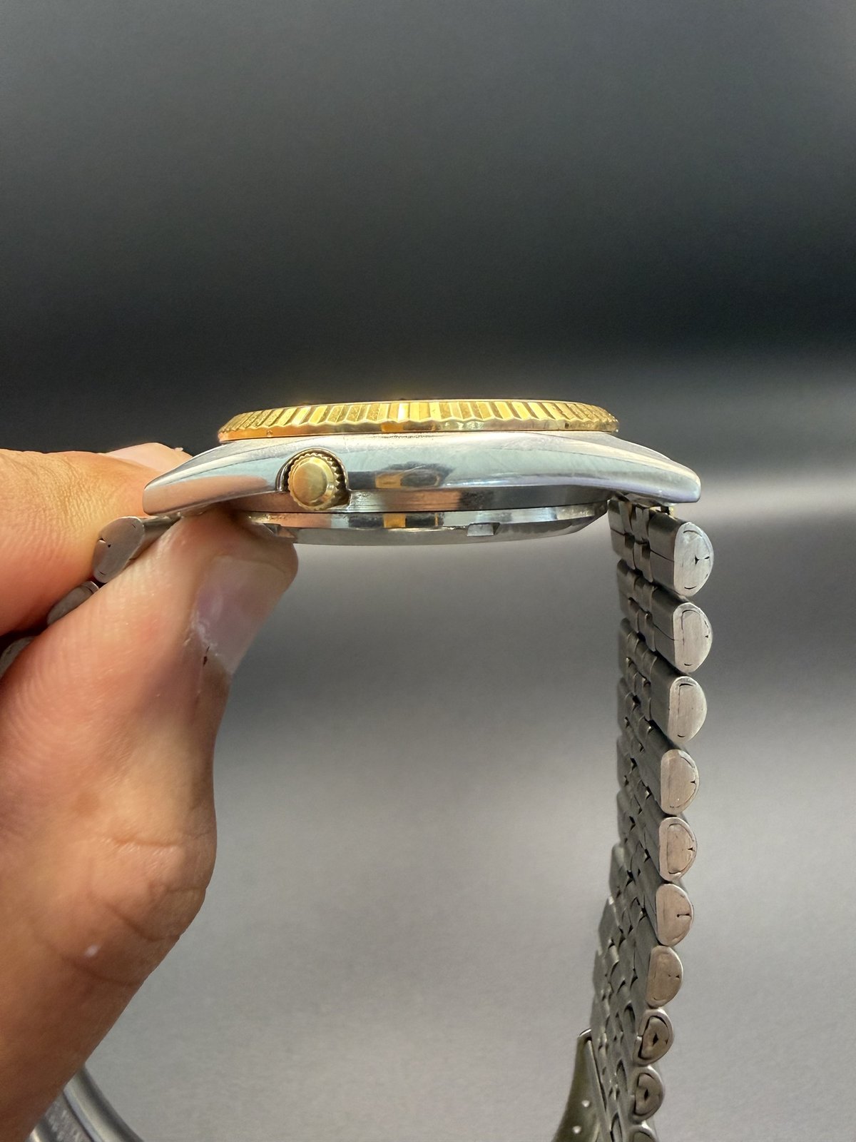 Side view of the fluted bezel and crown